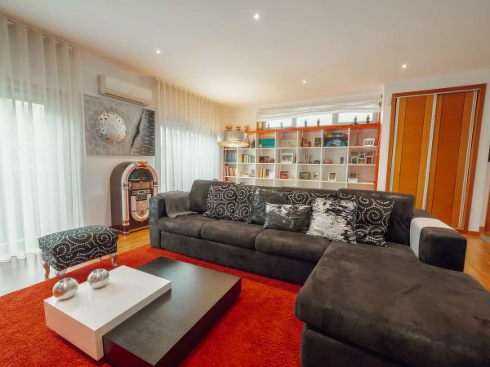 POOL & CINEMA VILLA by VACATIONY - Binnen