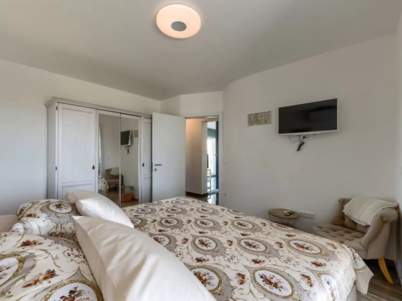 Villa Azzuro with jacuzzi and pool - Image-tags.info