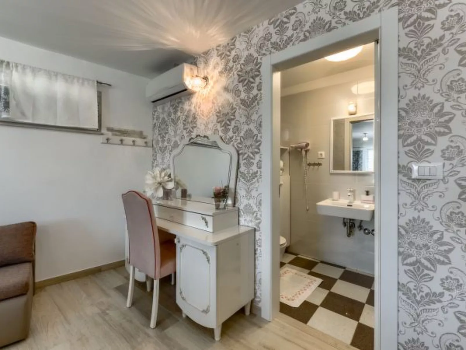 Villa Azzuro with jacuzzi and pool - Image-tags.info