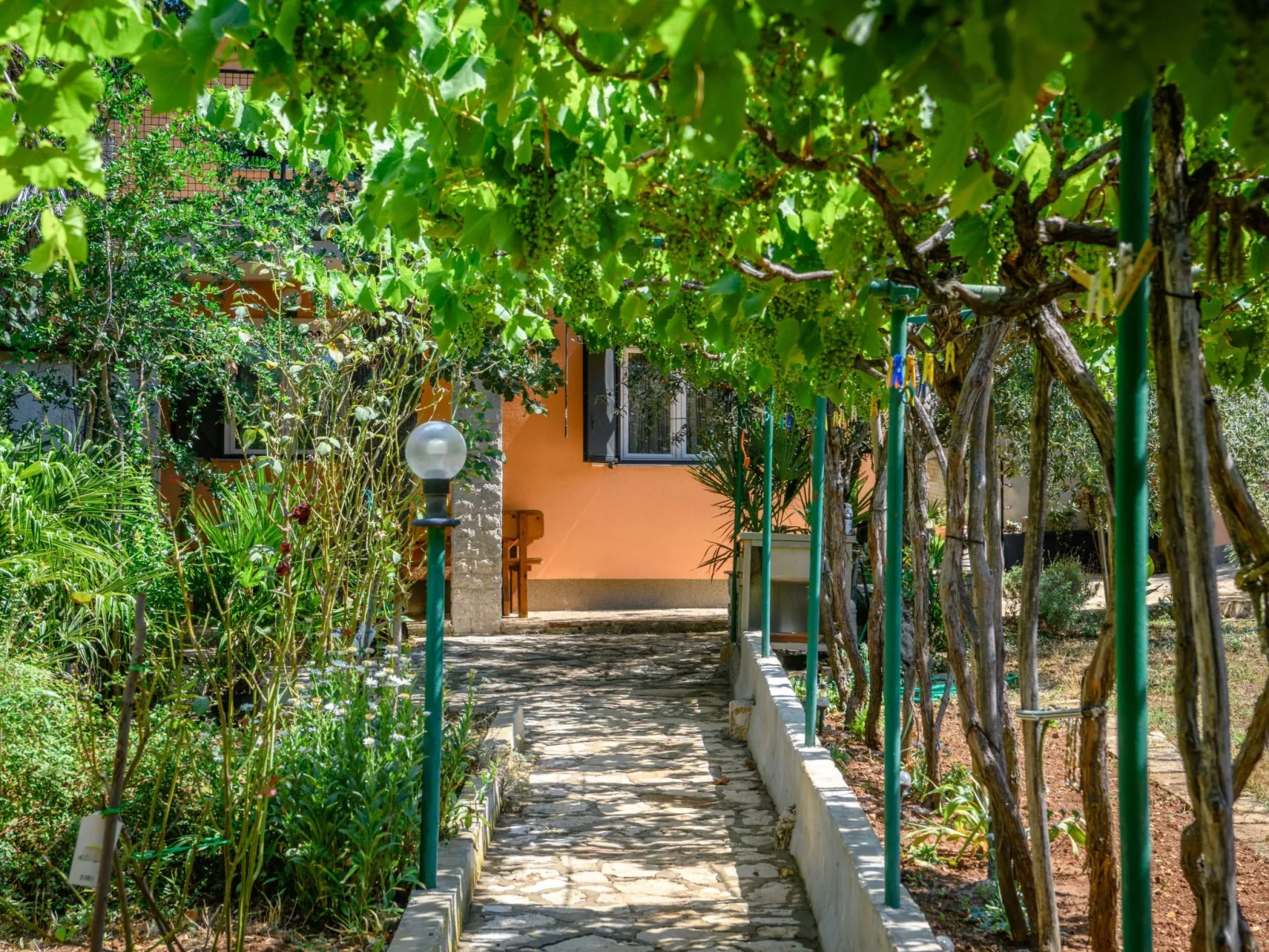 Wunderschönes Ferienhaus in Pomer mit Garten - Image-tags.info