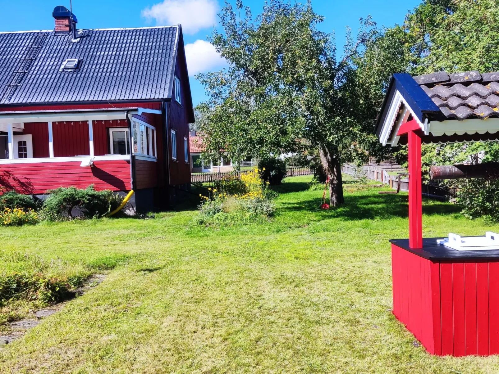 Buntes Schwedenhaus Lillebror - Buiten