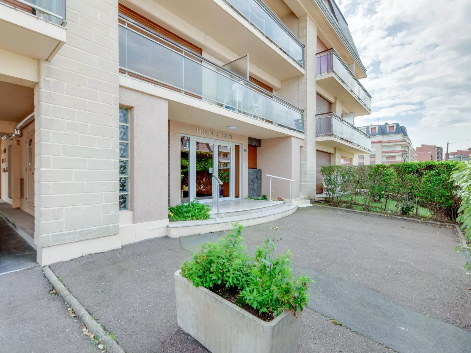 Prince Albert - Buiten