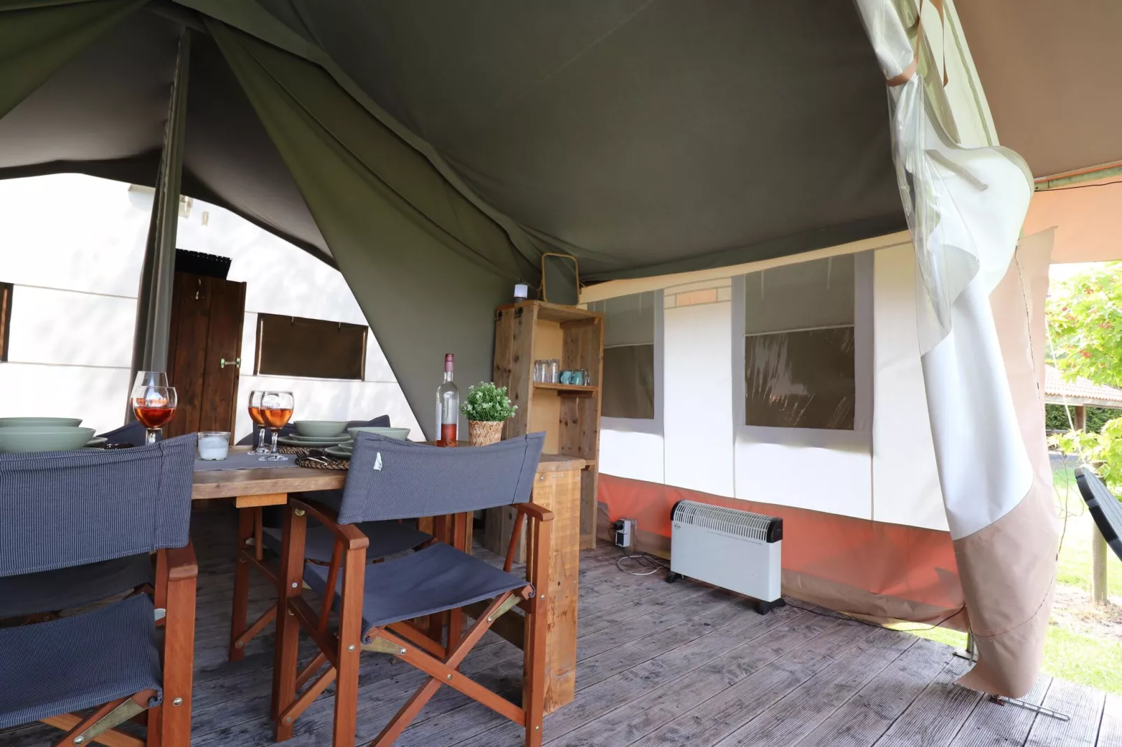 Twee safaritenten "Noflik" & "Gaadlik" naast elkaar-Eetkamer