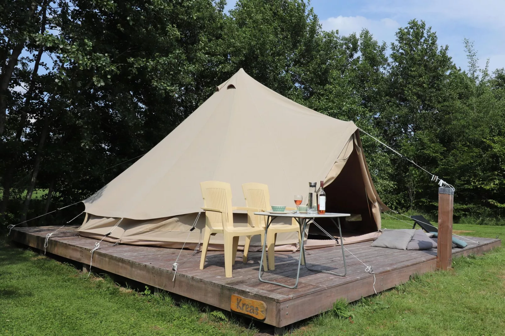 Twee Glamour tenten "Kreas" en "Smuk" naast elkaar-Buitenkant zomer