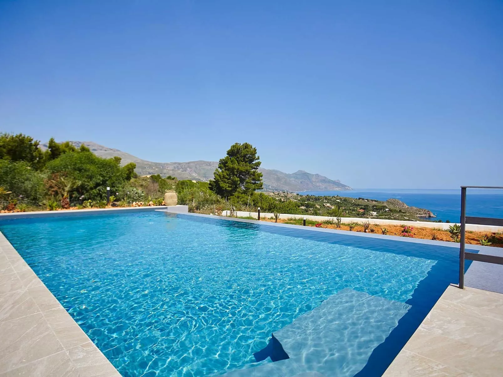 Charming Villa Antonella with pool and sea view - Buiten