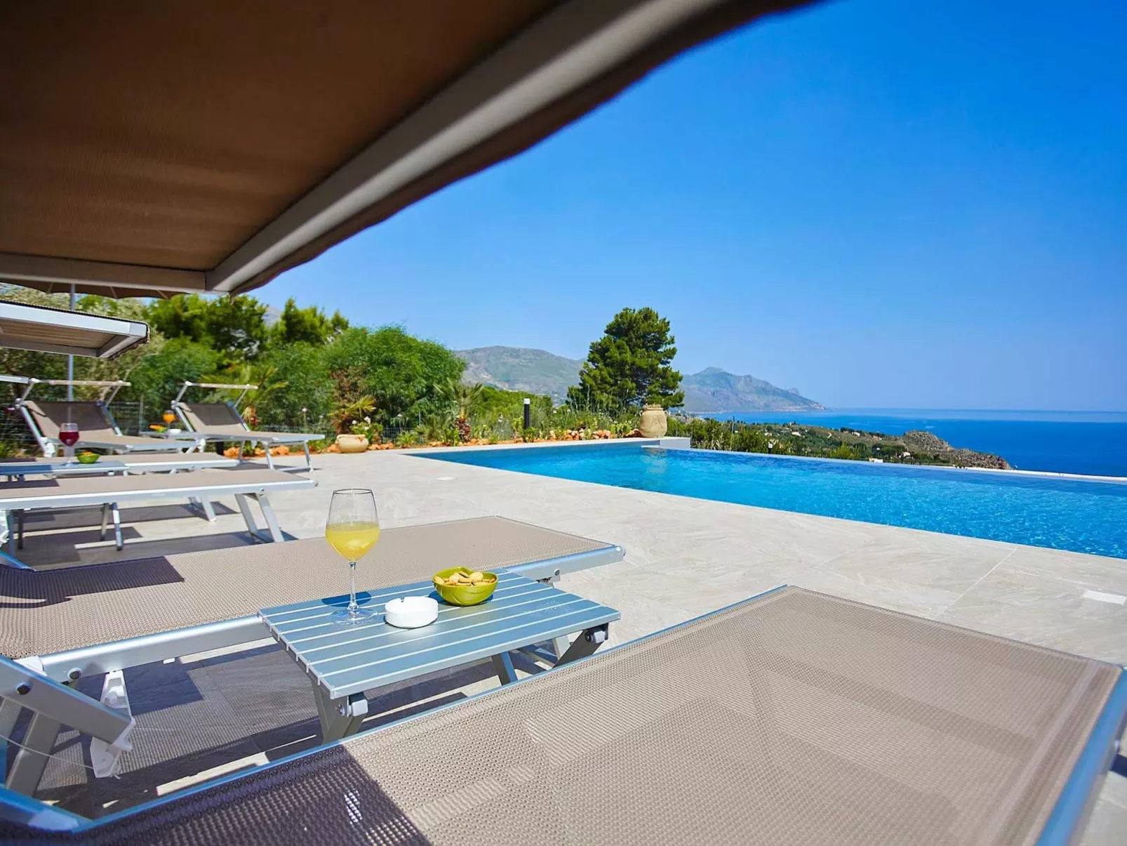 Charming Villa Antonella with pool and sea view - Buiten