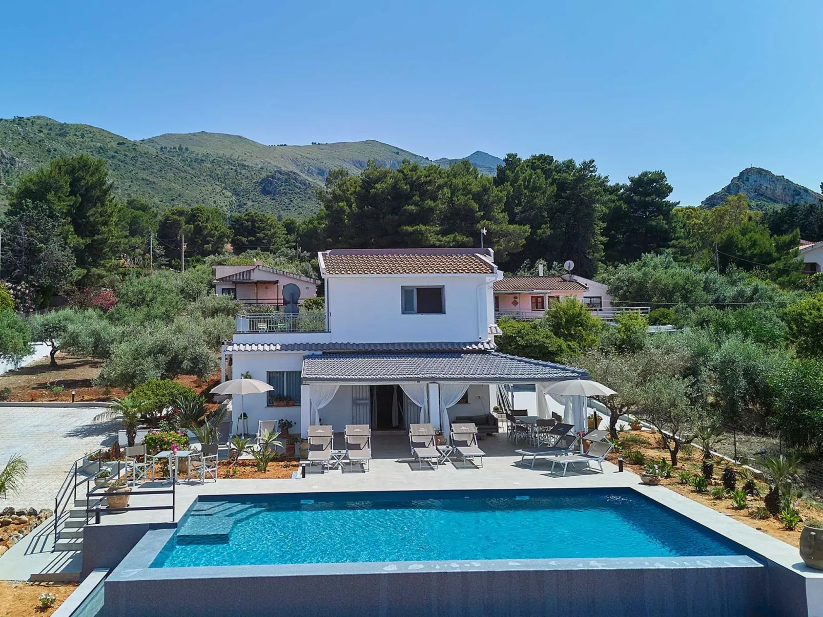 Charming Villa Antonella with pool and sea view - Binnen