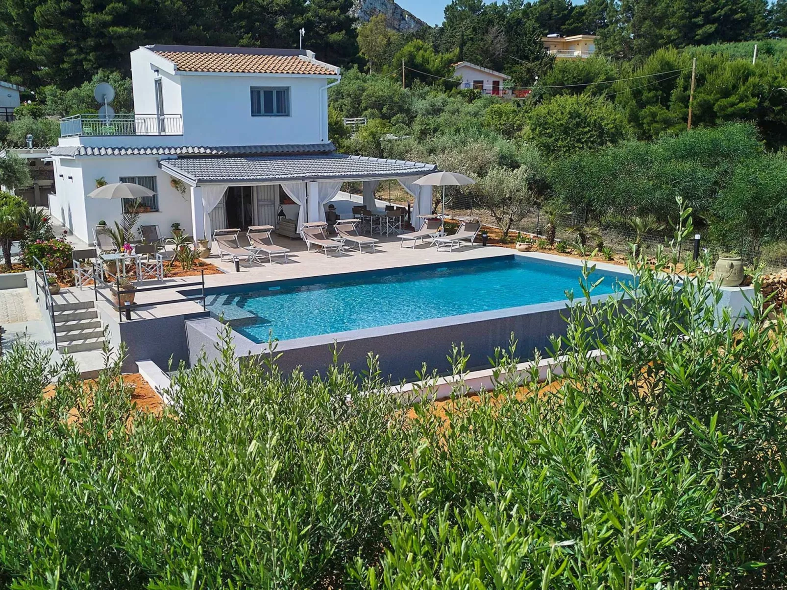 Charming Villa Antonella with pool and sea view - Binnen