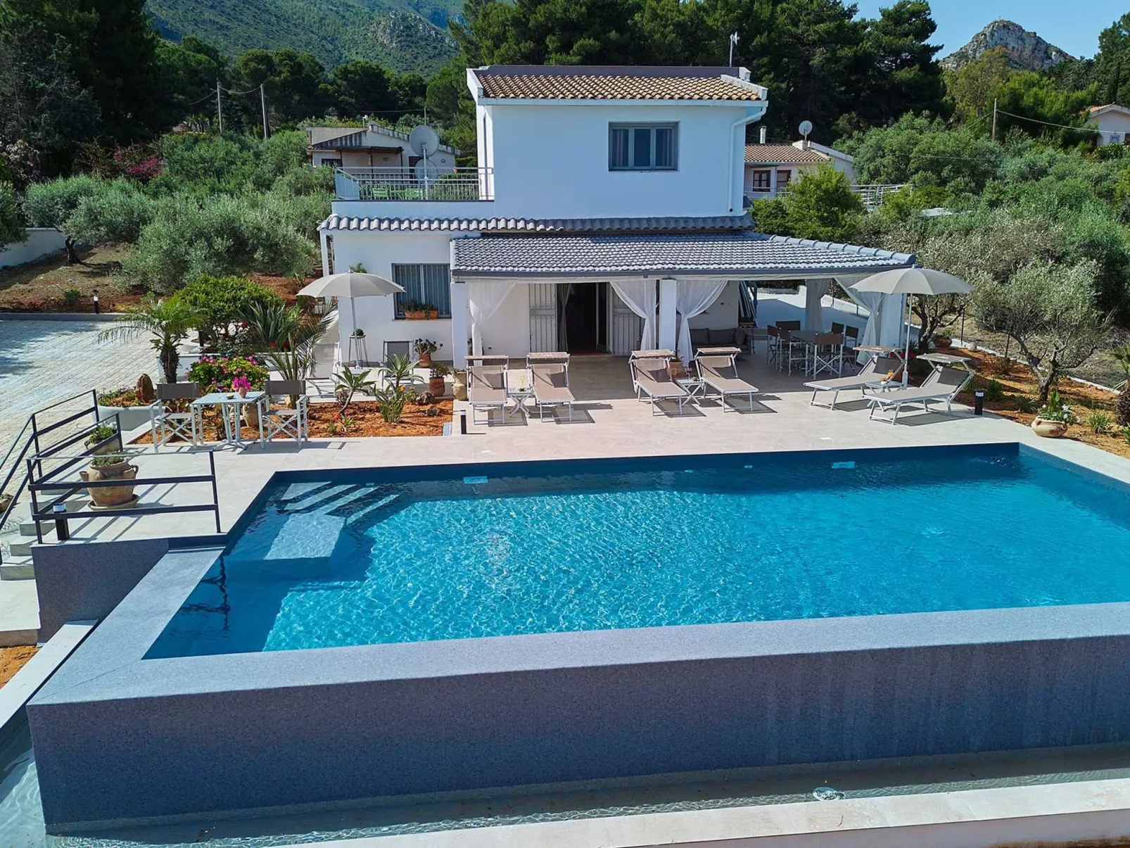 Charming Villa Antonella with pool and sea view - Binnen