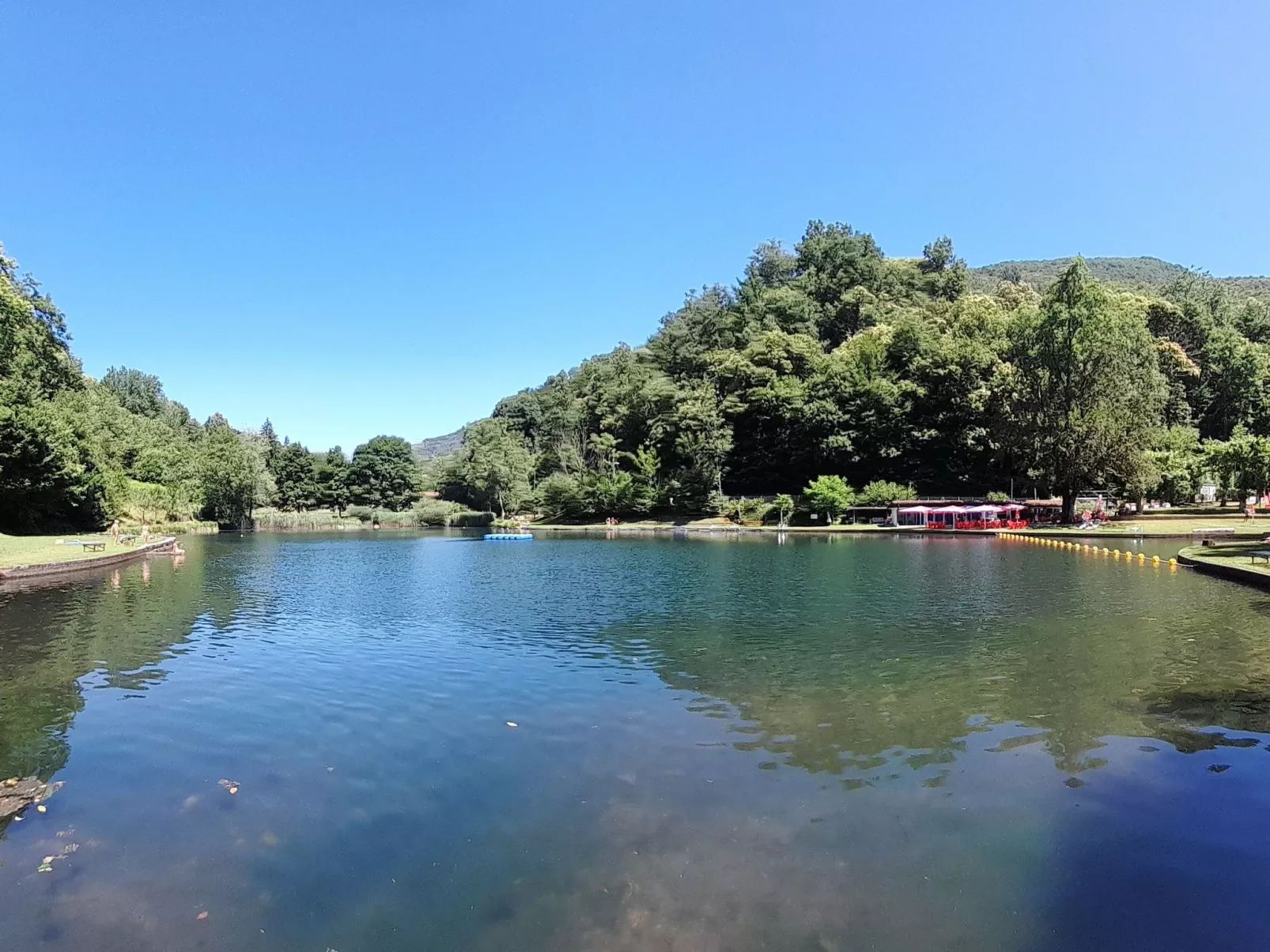Villa mit geschlossenem Garten und schöner Aussi