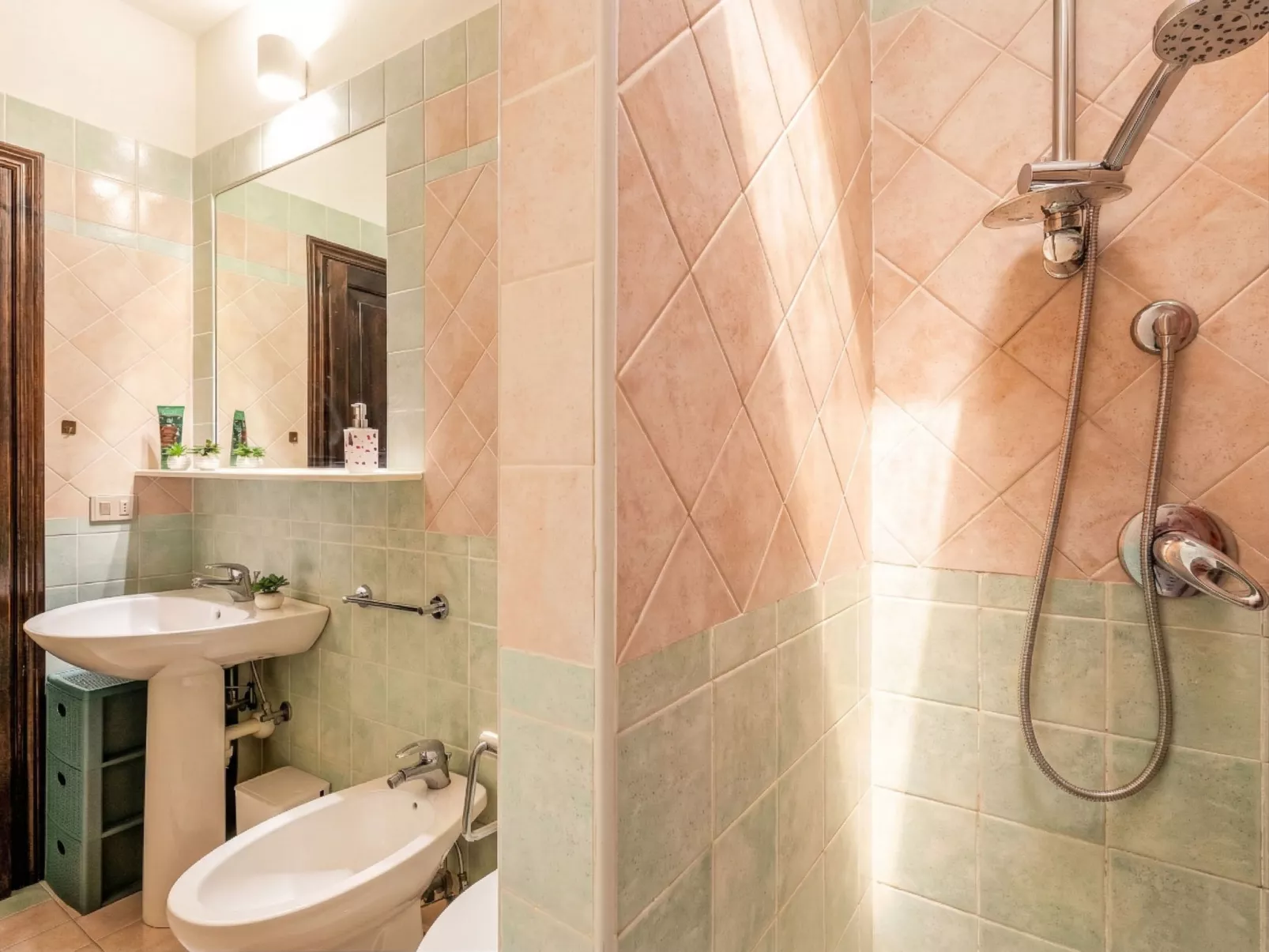 Angela House - Binnen