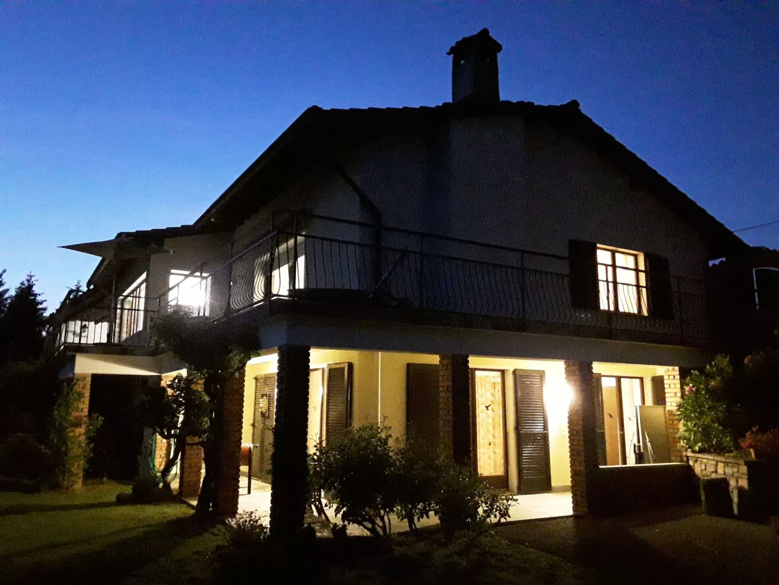 Villa mit geschlossenem Garten und schöner Aussi - Buiten