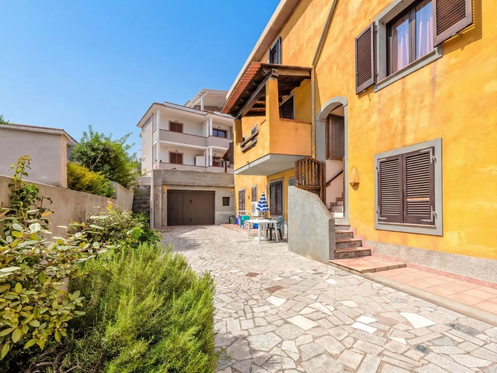 Angela House - Buiten