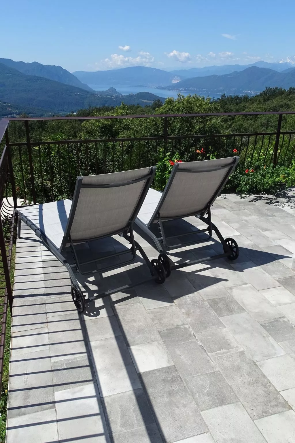 Villa mit geschlossenem Garten und schöner Aussi - Buiten