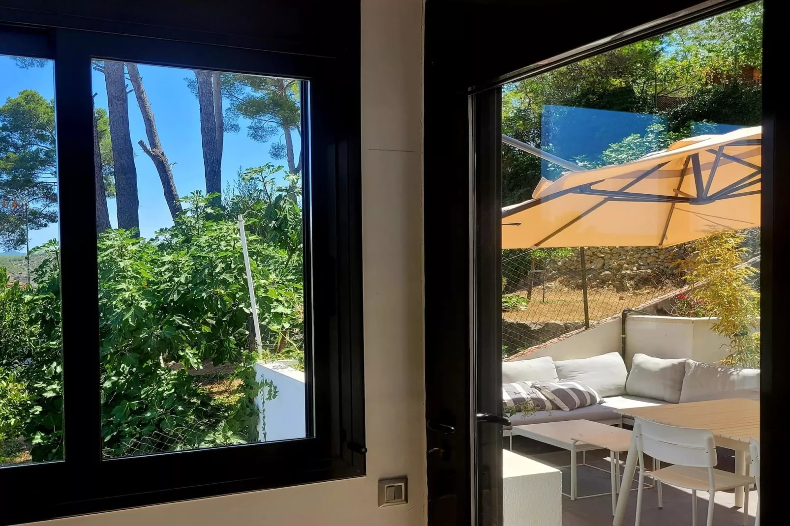 Villa con hermosa piscina cerca de Sitges - Uitzicht zomer