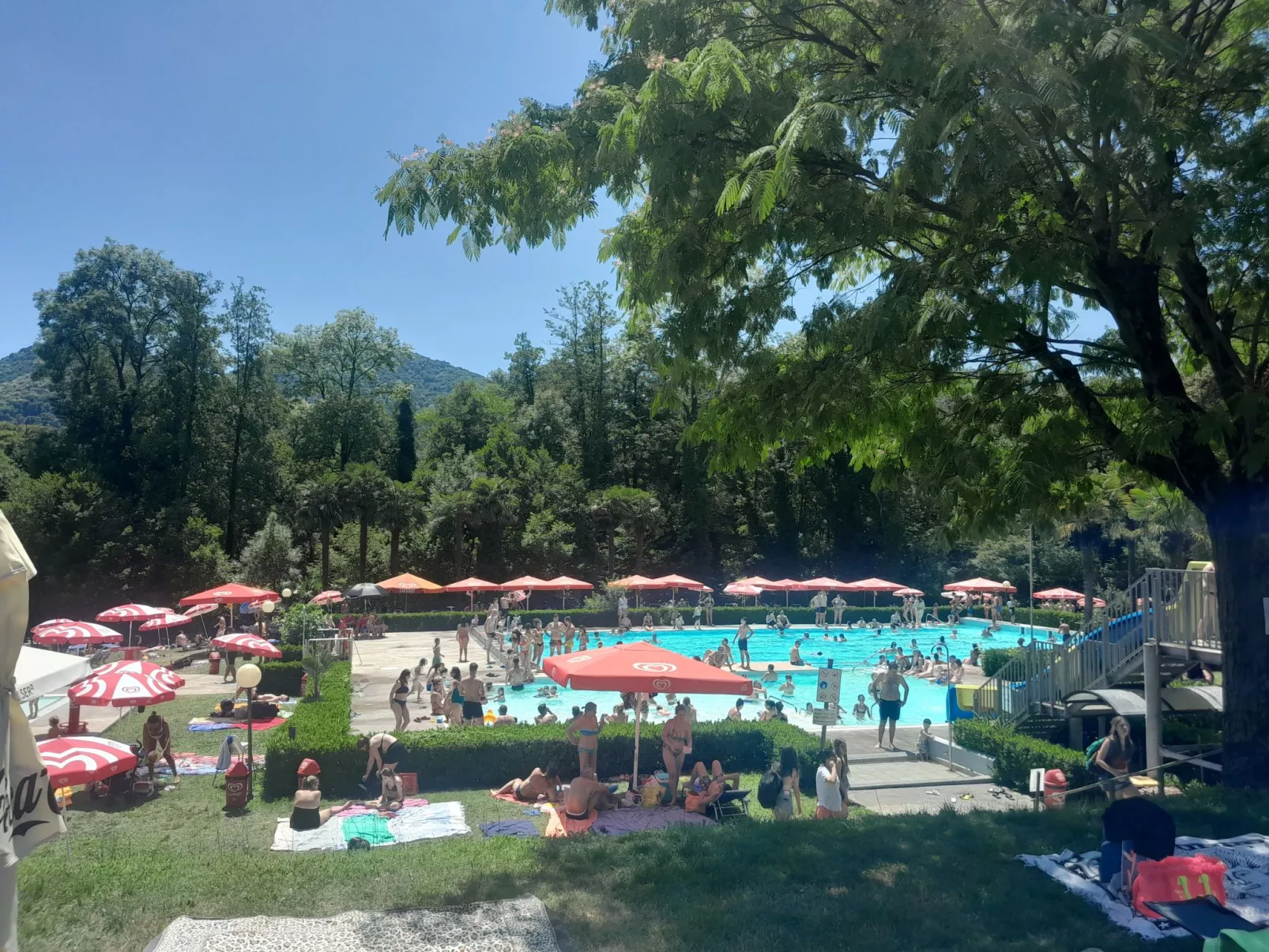 Villa mit geschlossenem Garten und schöner Aussi - Buiten