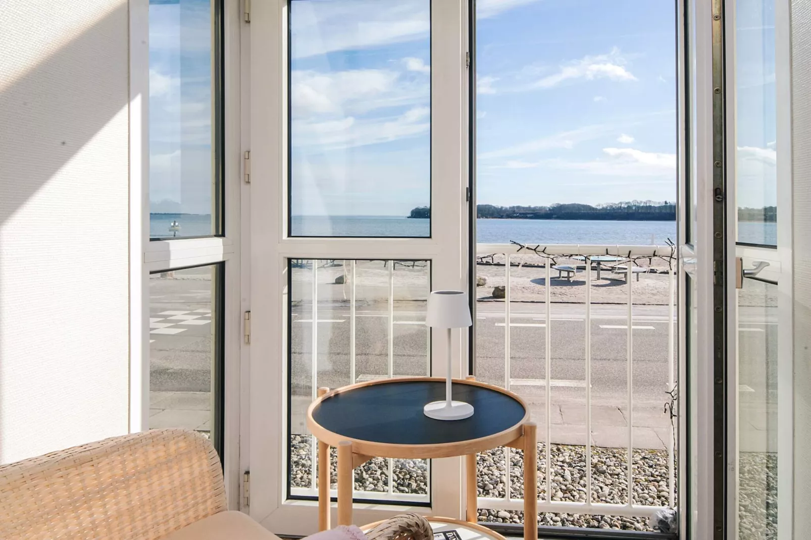 1 room w/seaview - Binnen