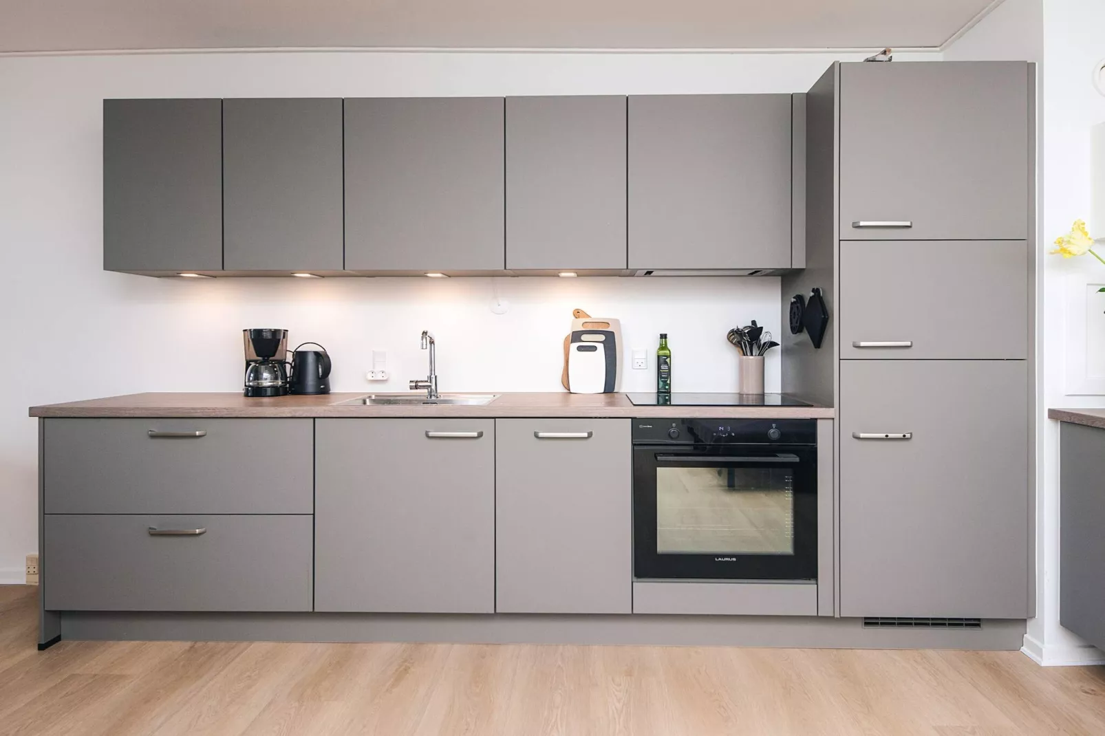 2 rooms w/partially seaview - Binnen