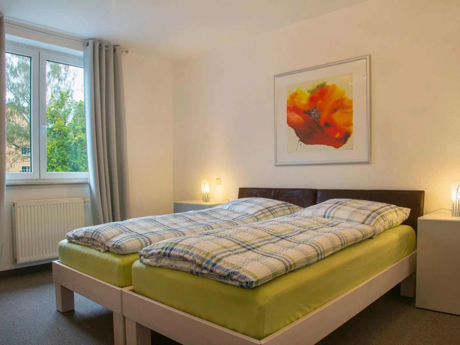 In Stadtrandlage mit guter Anbindung, sowie groß - Binnen