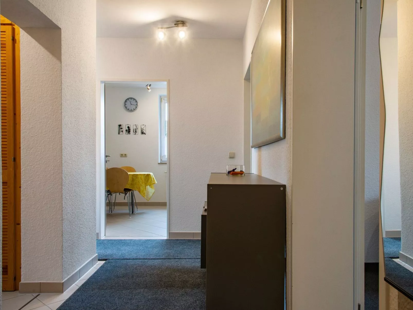 In Stadtrandlage mit guter Anbindung, sowie groß - Binnen