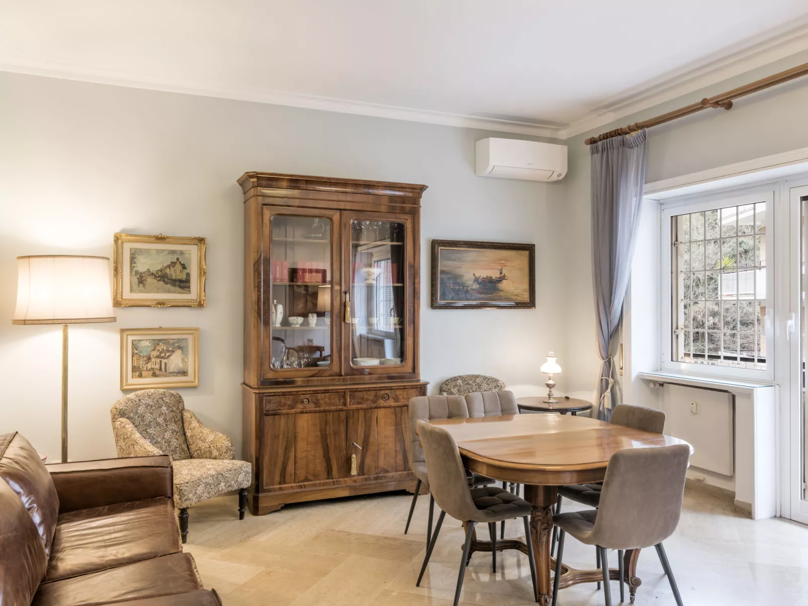 AMP Vatican Home - Binnen