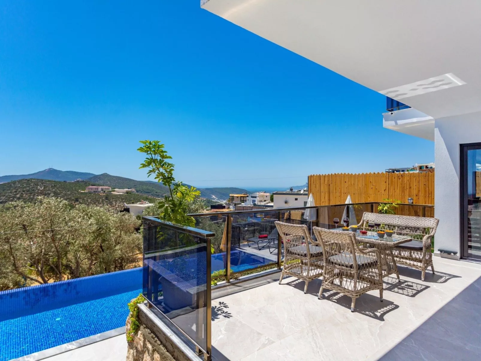 Villa Bajon mit Infinitypool und Meerblick - Buiten