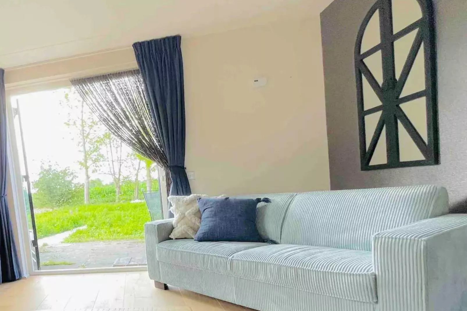 6 - Person Forest Pet & Family Bungalow - Woonkamer