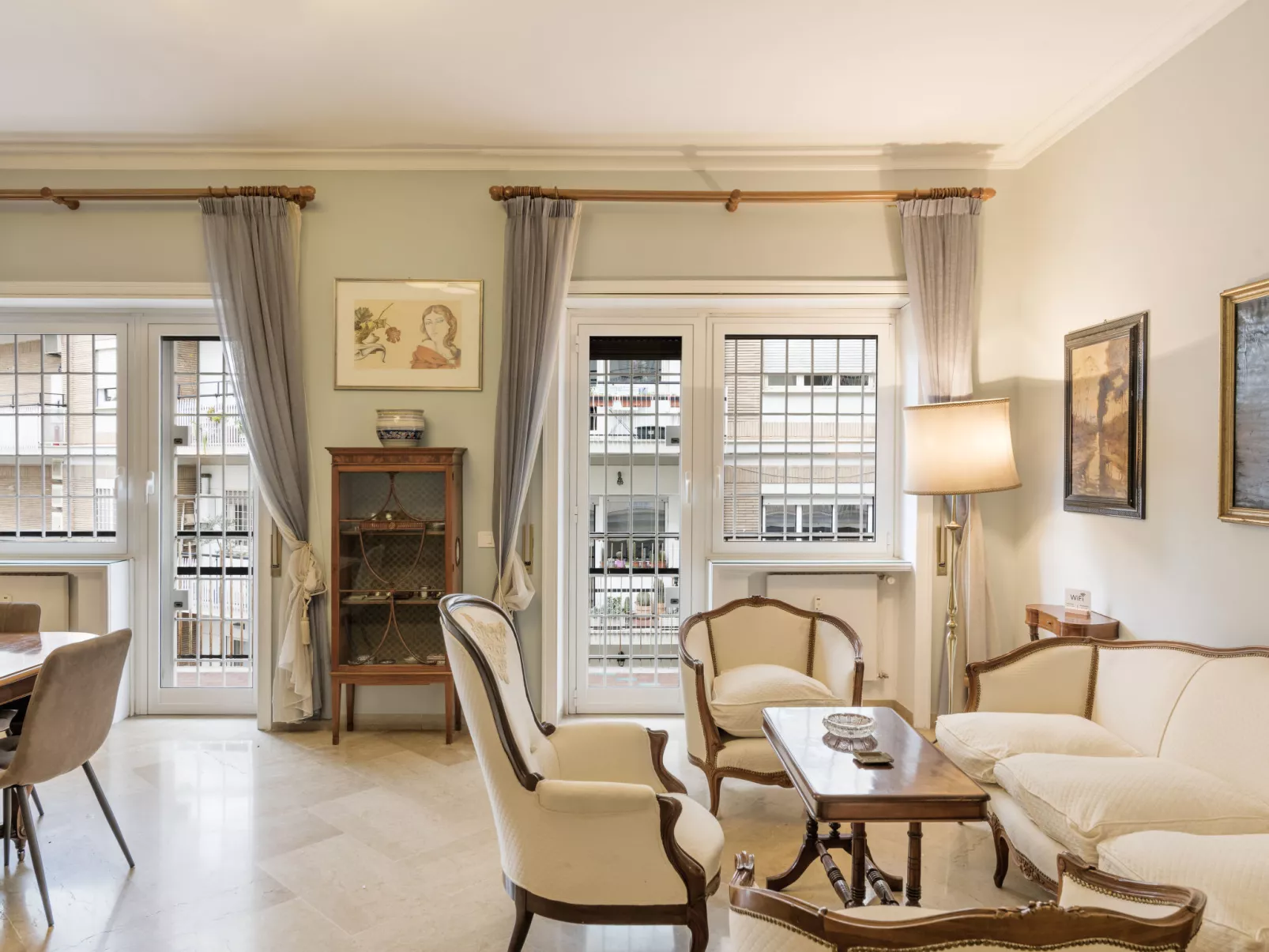 AMP Vatican Home - Binnen