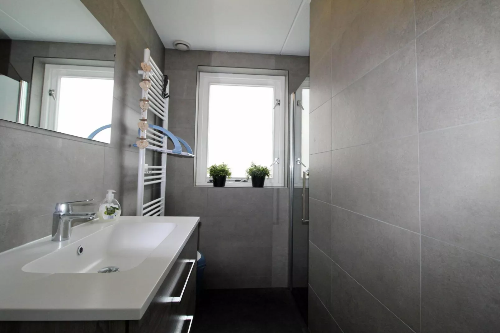 6 - Person Forest 28 Bungalow - Badkamer