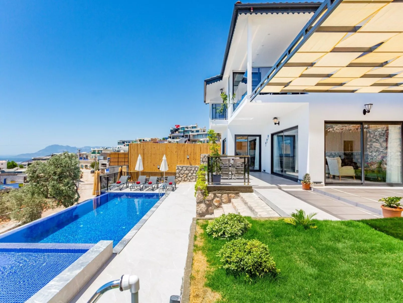 Villa Bajon mit Infinitypool und Meerblick - Buiten