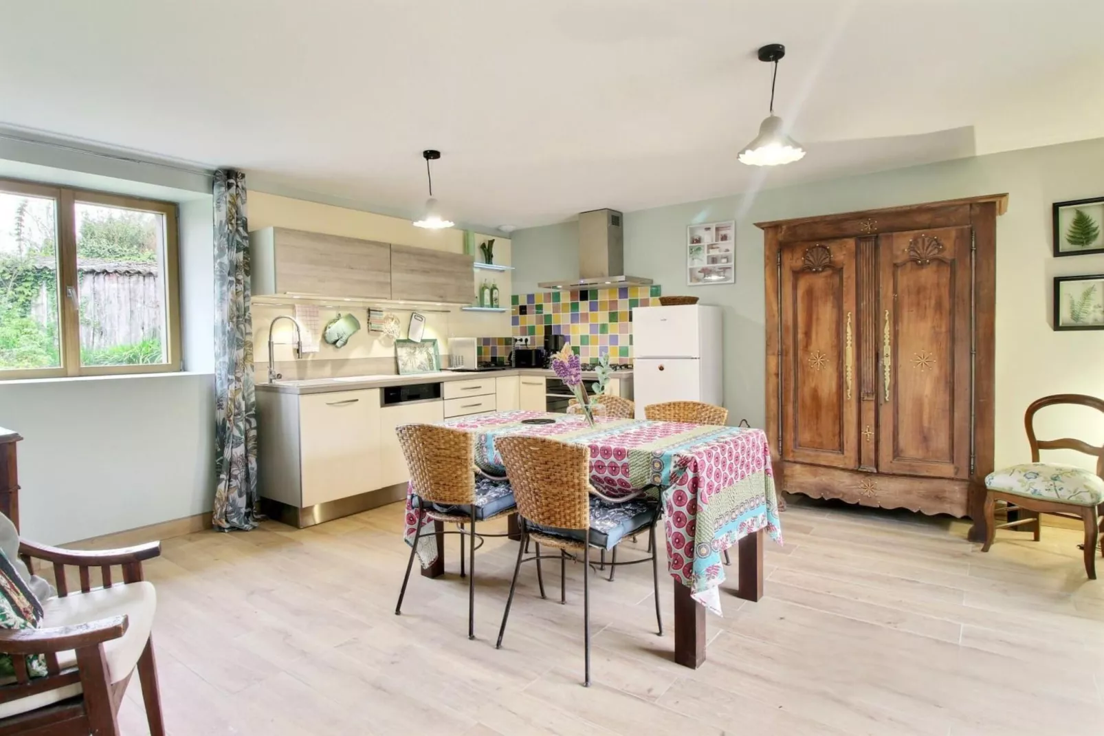 Joli Gite de vacances à Neulliac - Eetkamer