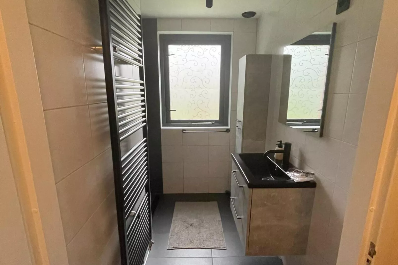 6 - Persons Lakeside Bungalow (copy) - Badkamer
