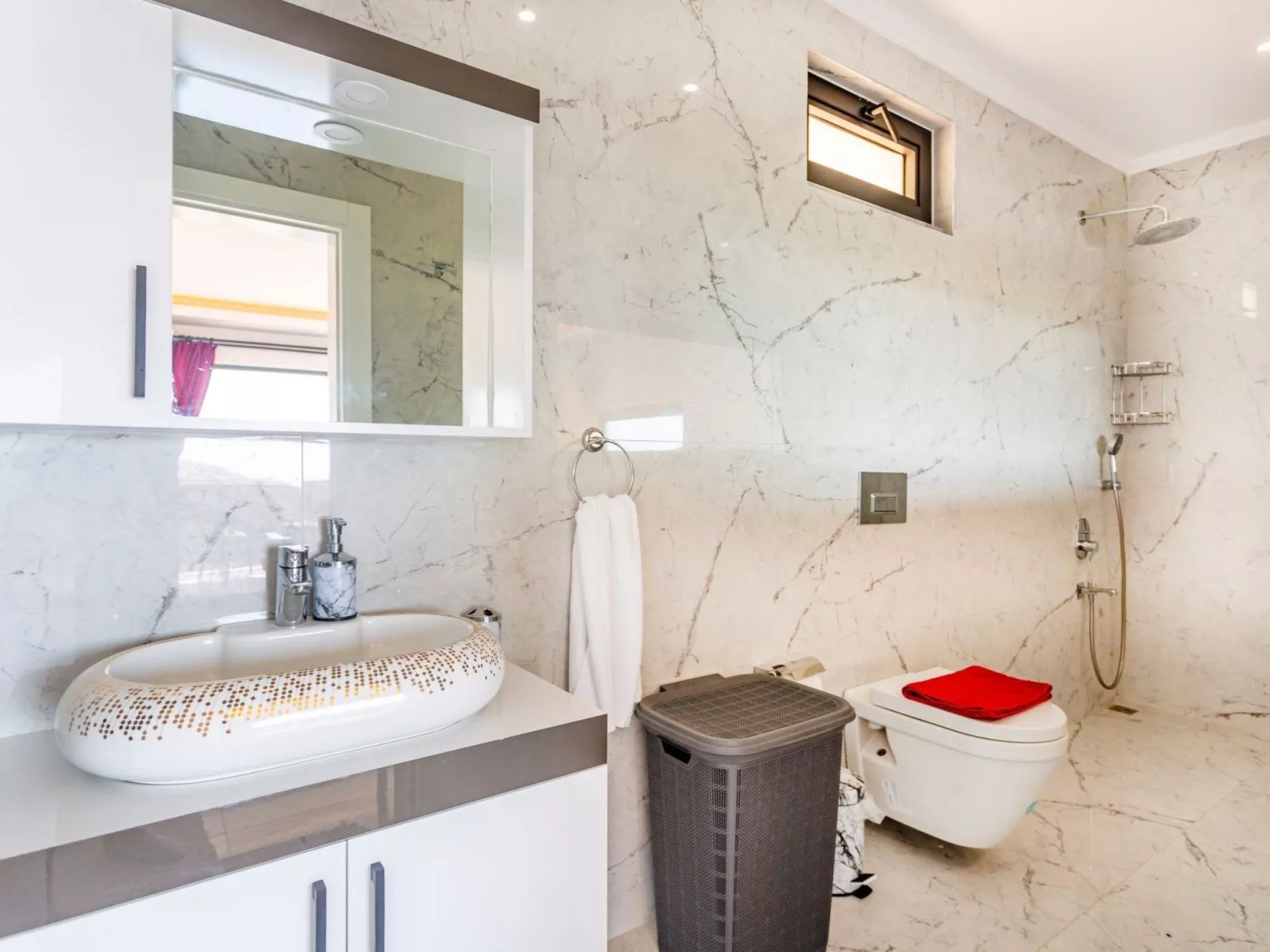 Villa Bajon mit Infinitypool und Meerblick - Binnen