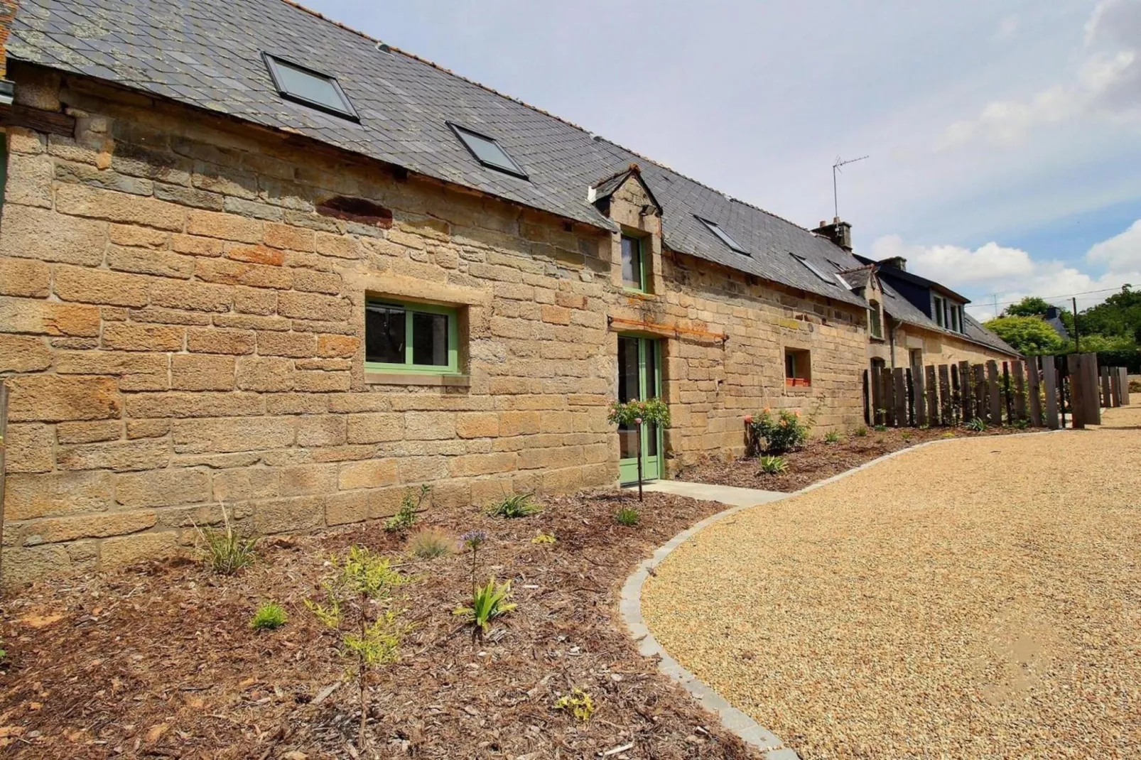 Joli Gite de vacances à Neulliac - Buitenkant zomer