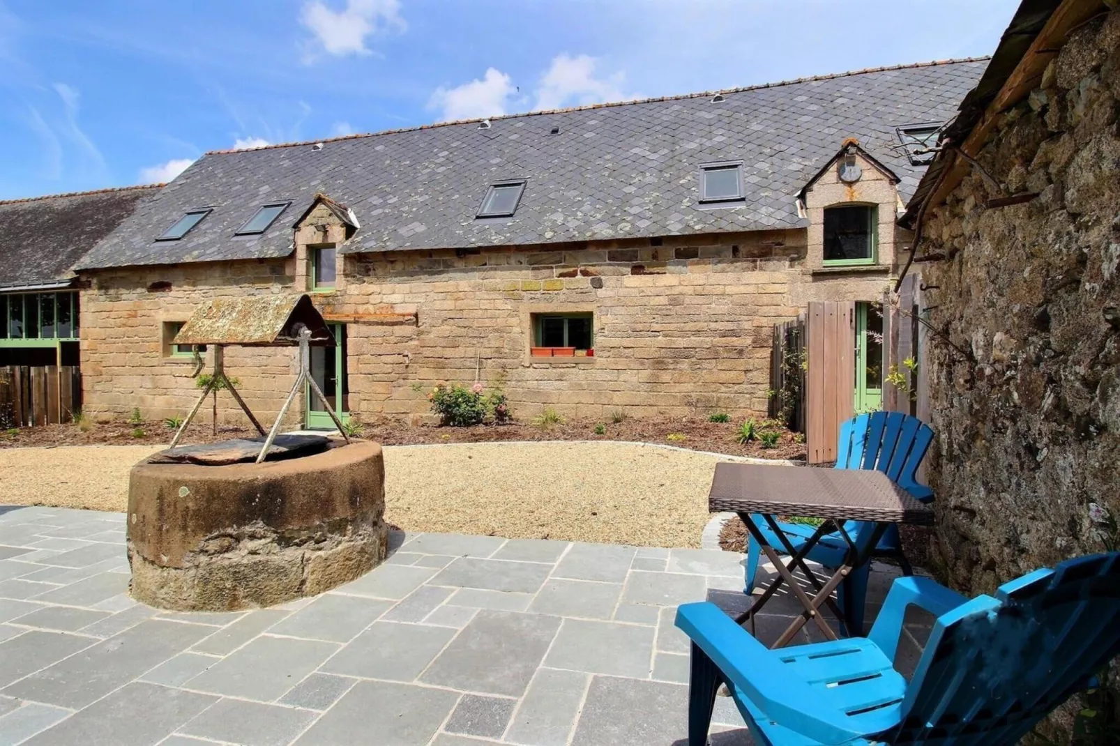 Joli Gite de vacances à Neulliac - Buitenkant zomer