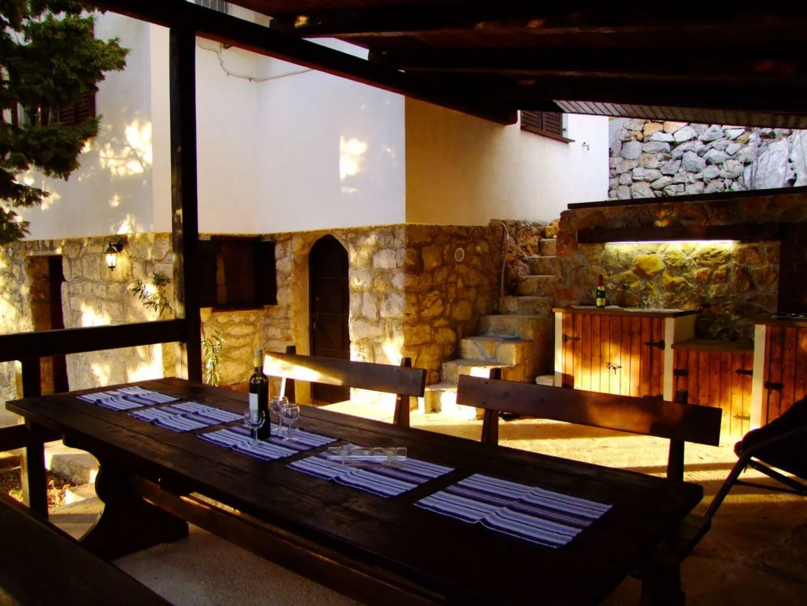 Mit Pool in Lukovo Sugarje - Buiten