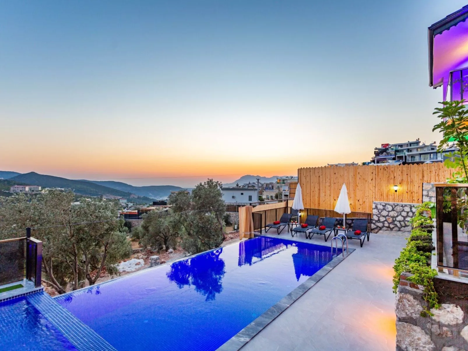 Villa Bajon mit Infinitypool und Meerblick - Buiten