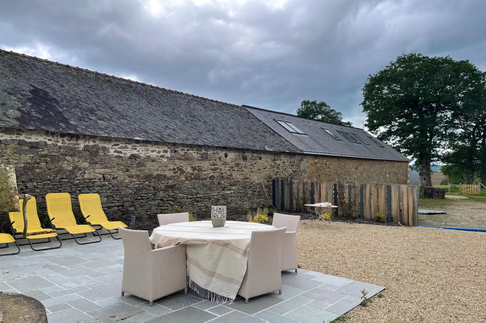 Joli Gite de vacances à Neulliac - Buitenkant zomer