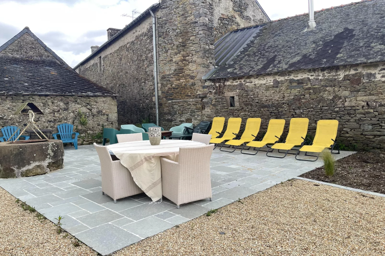 Joli Gite de vacances à Neulliac - Buitenkant zomer