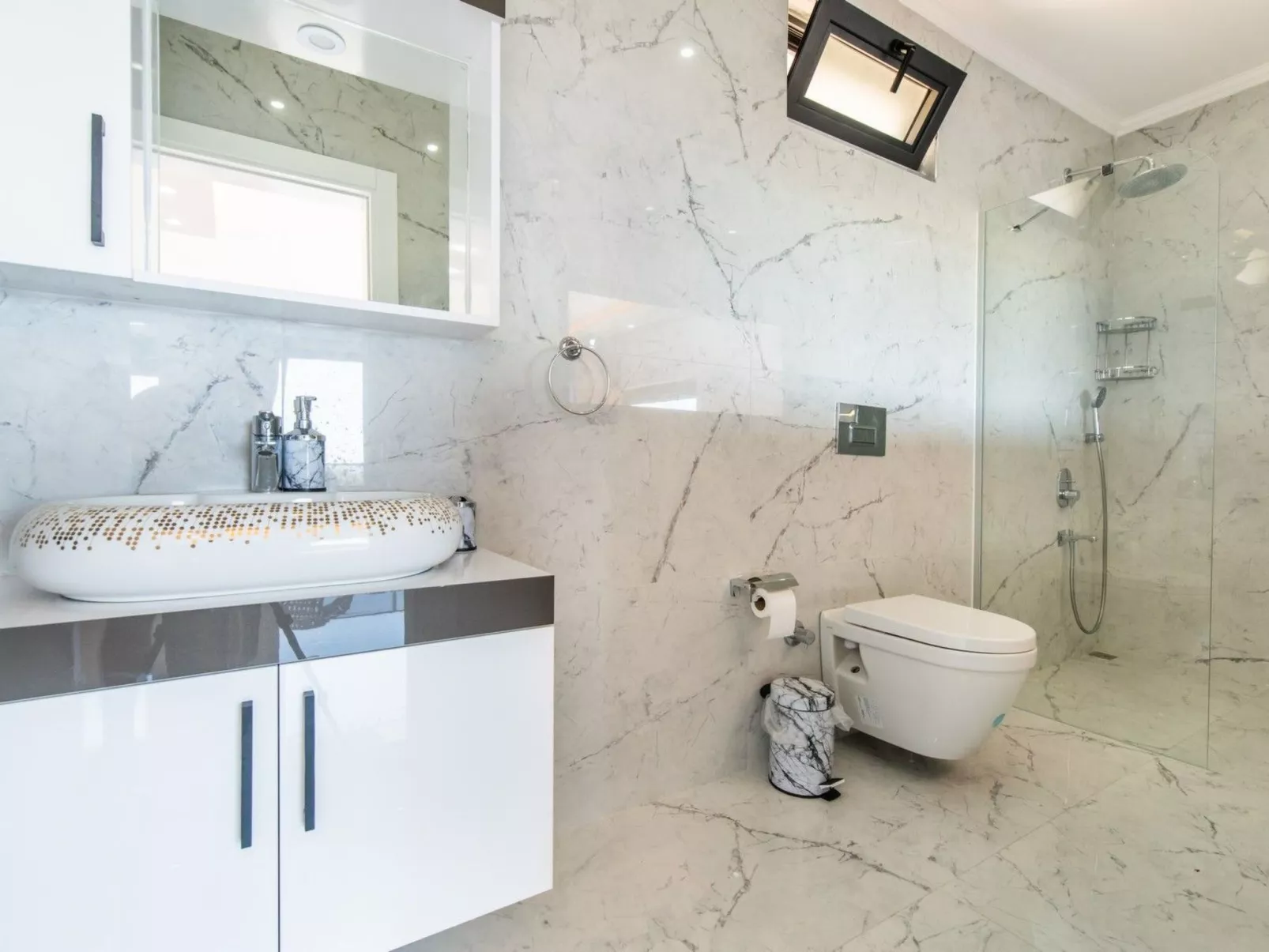 Villa Bajon mit Infinitypool und Meerblick - Binnen