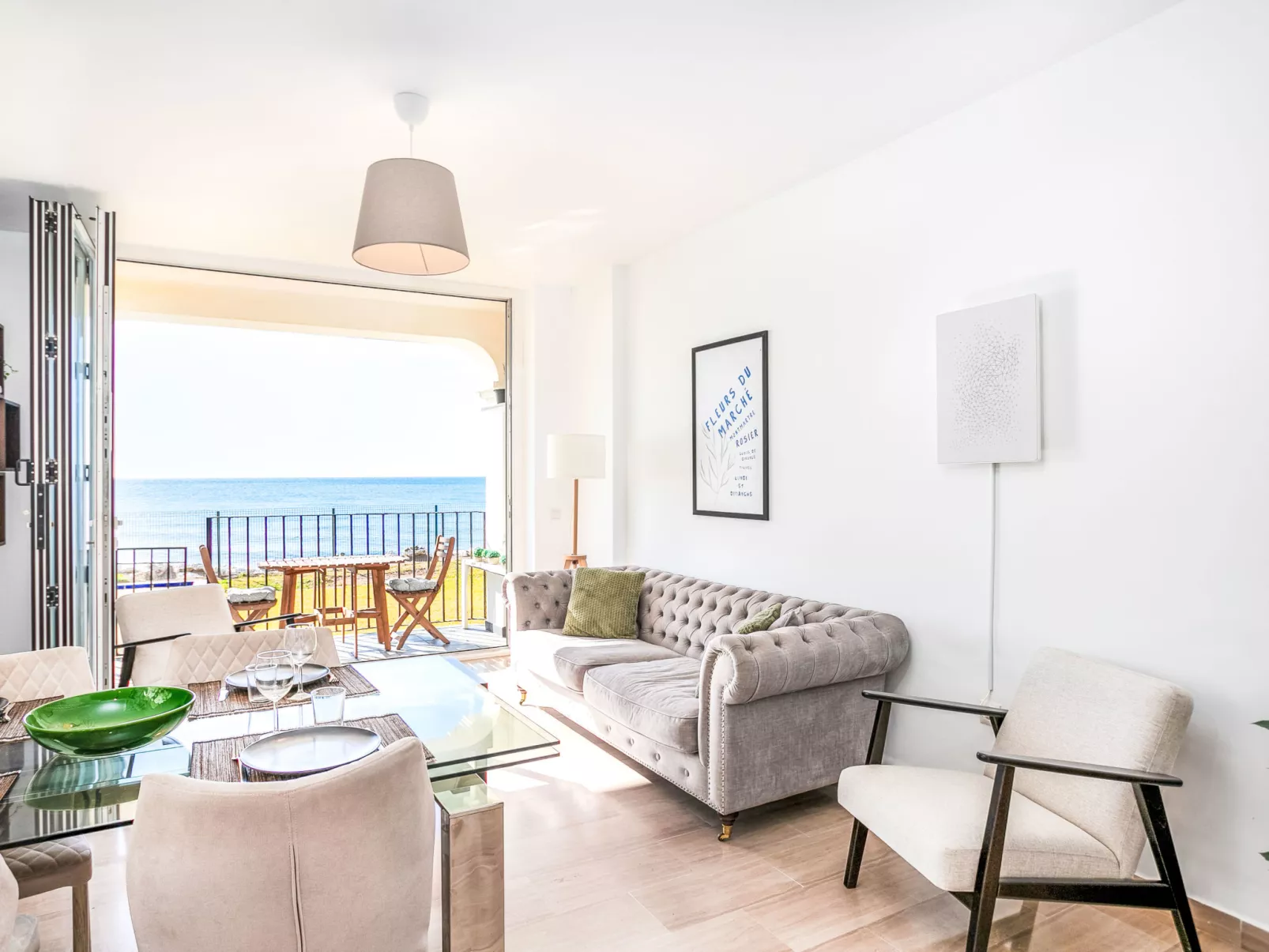 El Faro on the Beach - Binnen