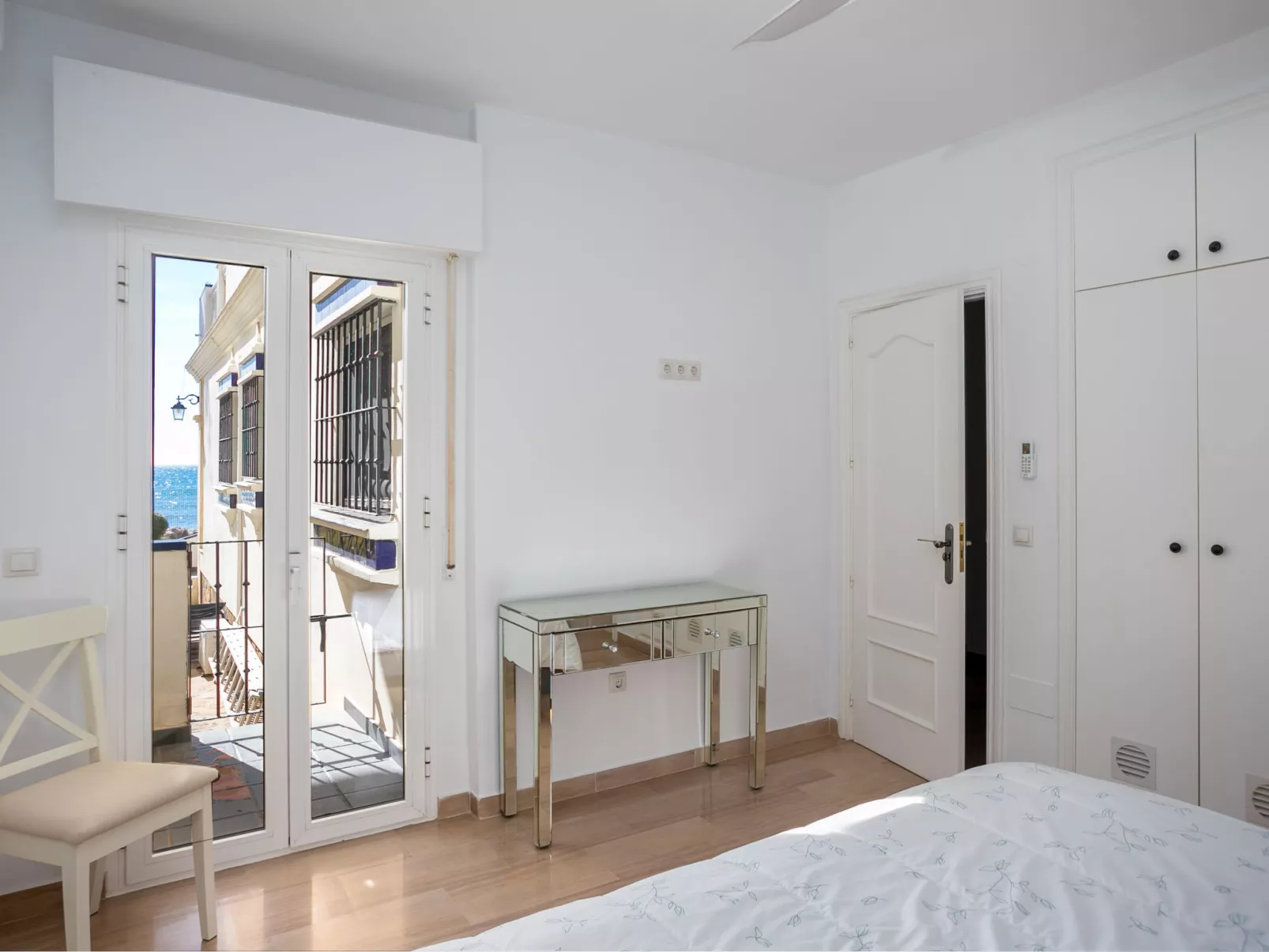 El Faro on the Beach - Binnen