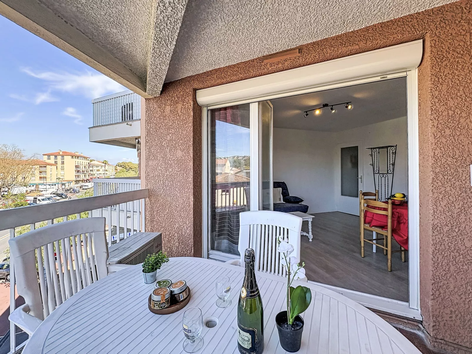 Le Saint François - Buiten