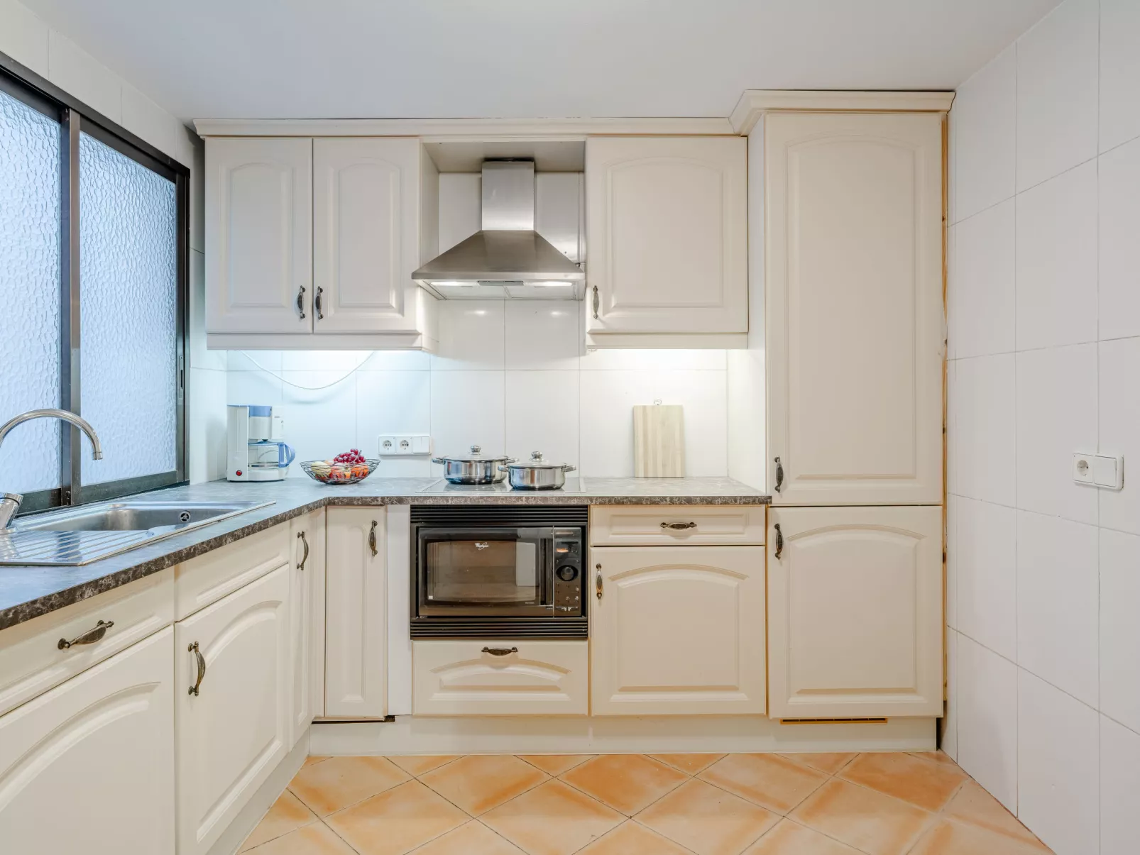 Puerto Javea - Binnen