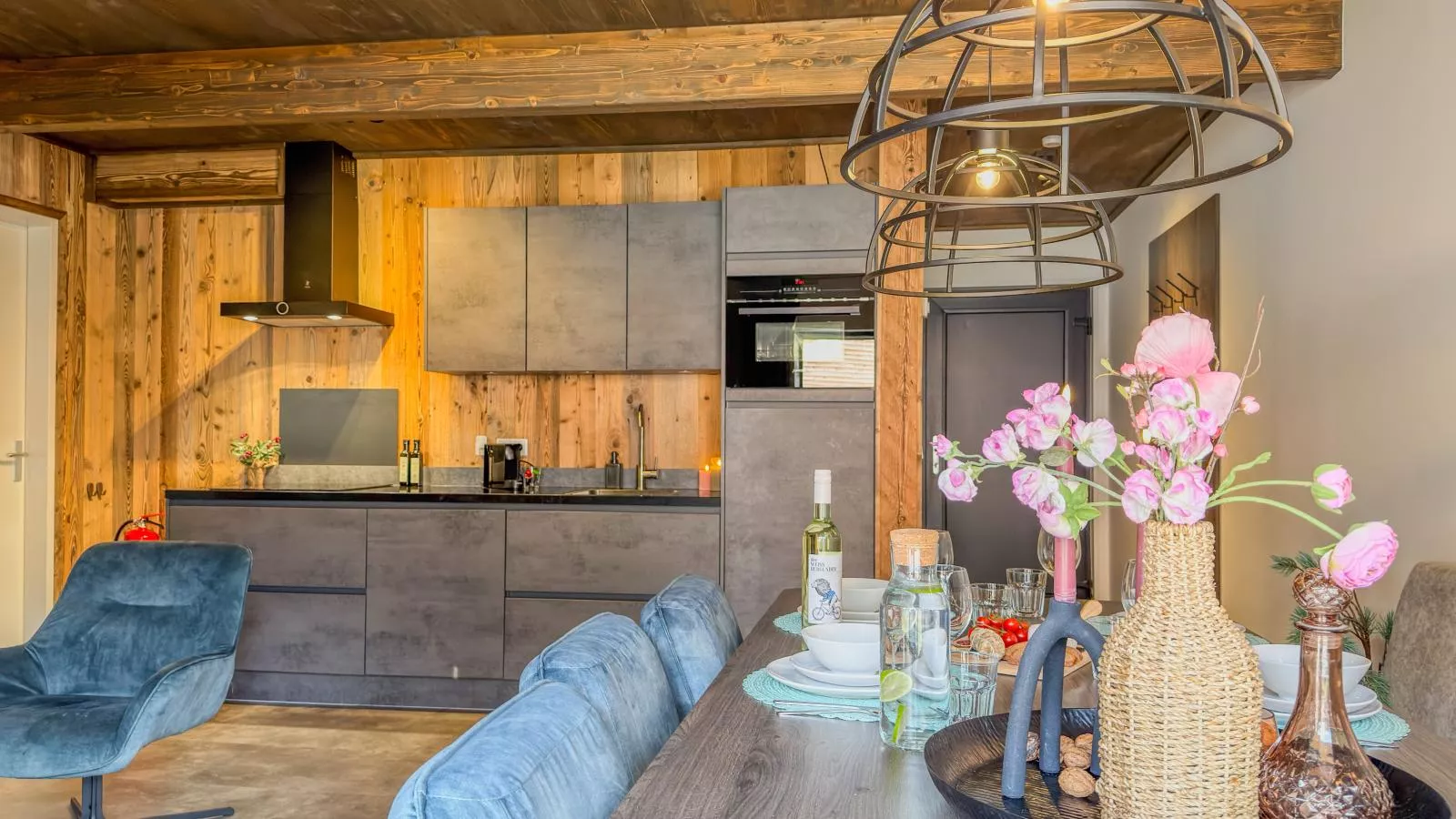 See Lounge - Eetkamer