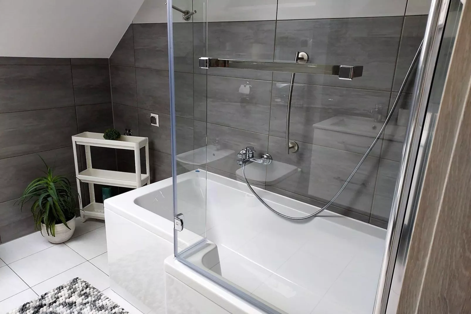 Komfortowy apartament z basenem i ogrodem dla 6 osób w Stepniczce-Badkamer