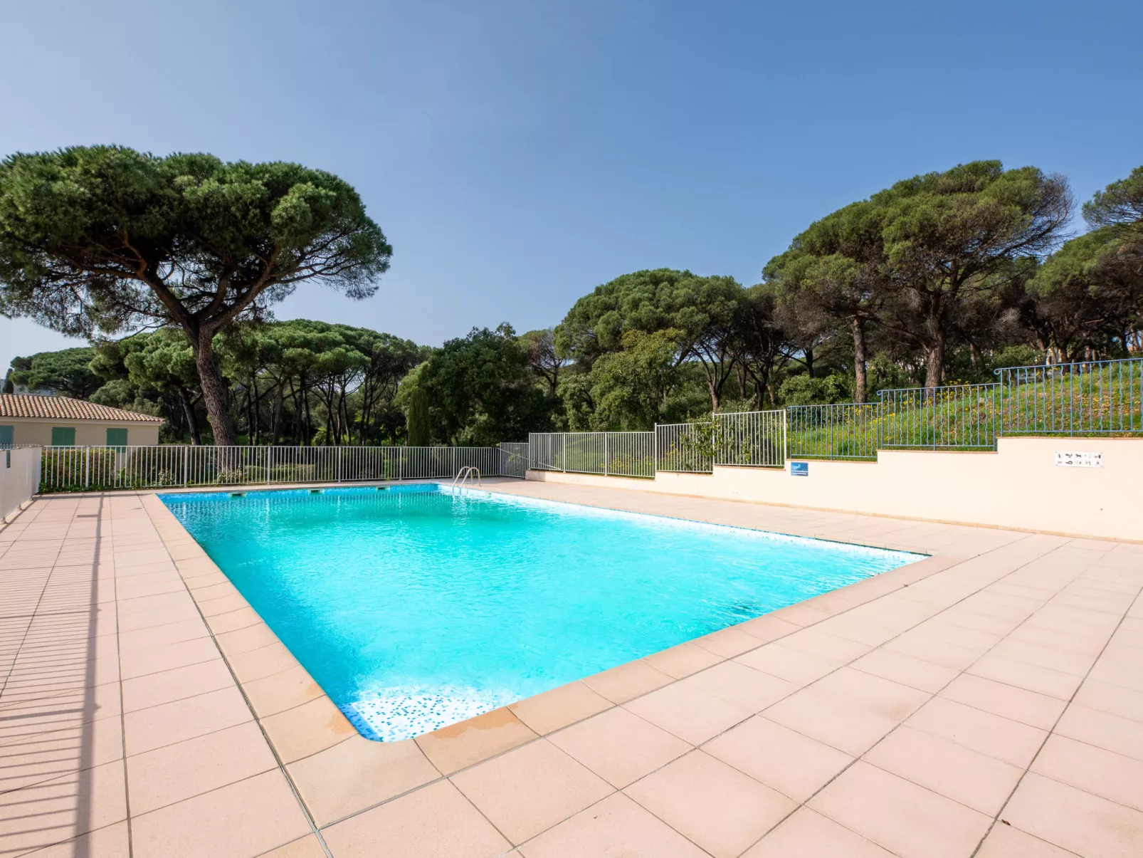 Les Pins Bleus - Buiten