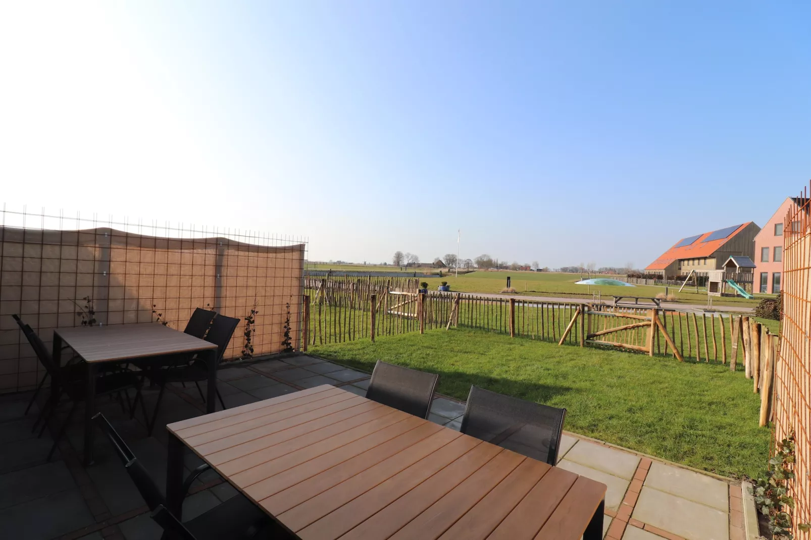 Moderne villa op het Friese platteland - Terrasbalkon