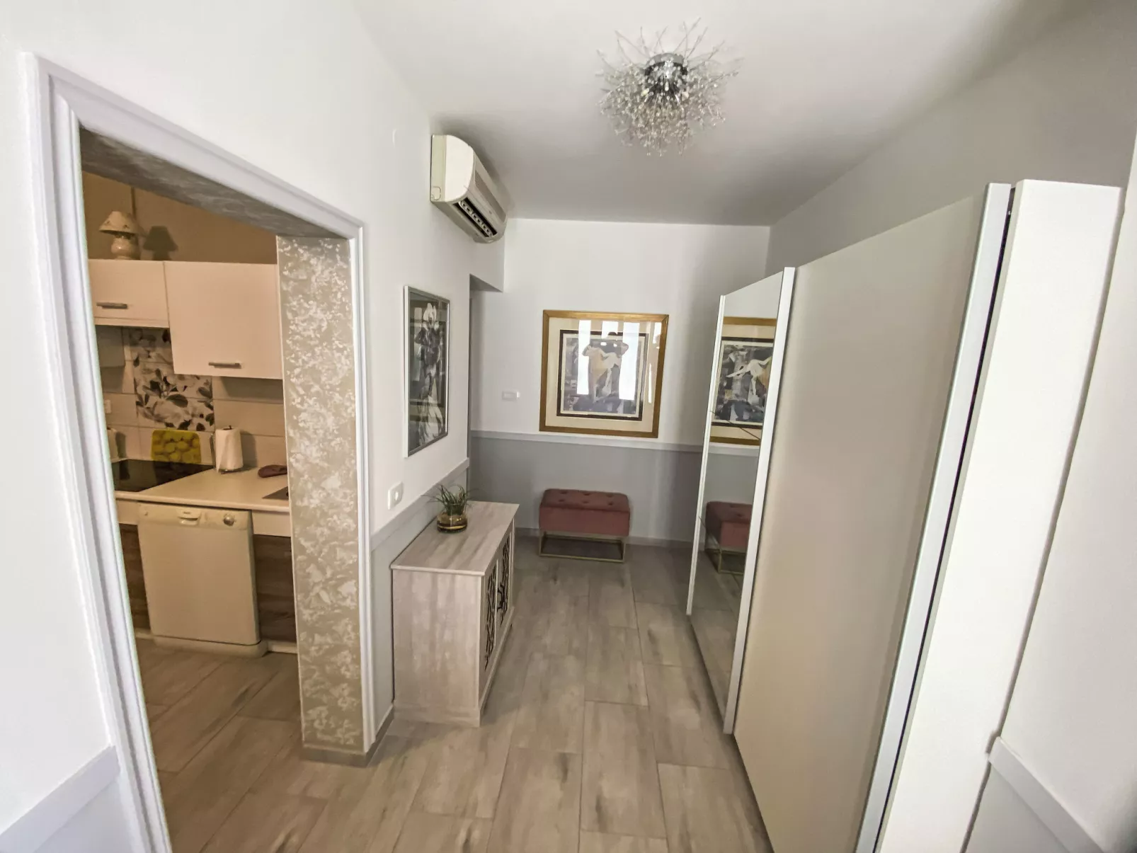 Partial sea & city view - Binnen