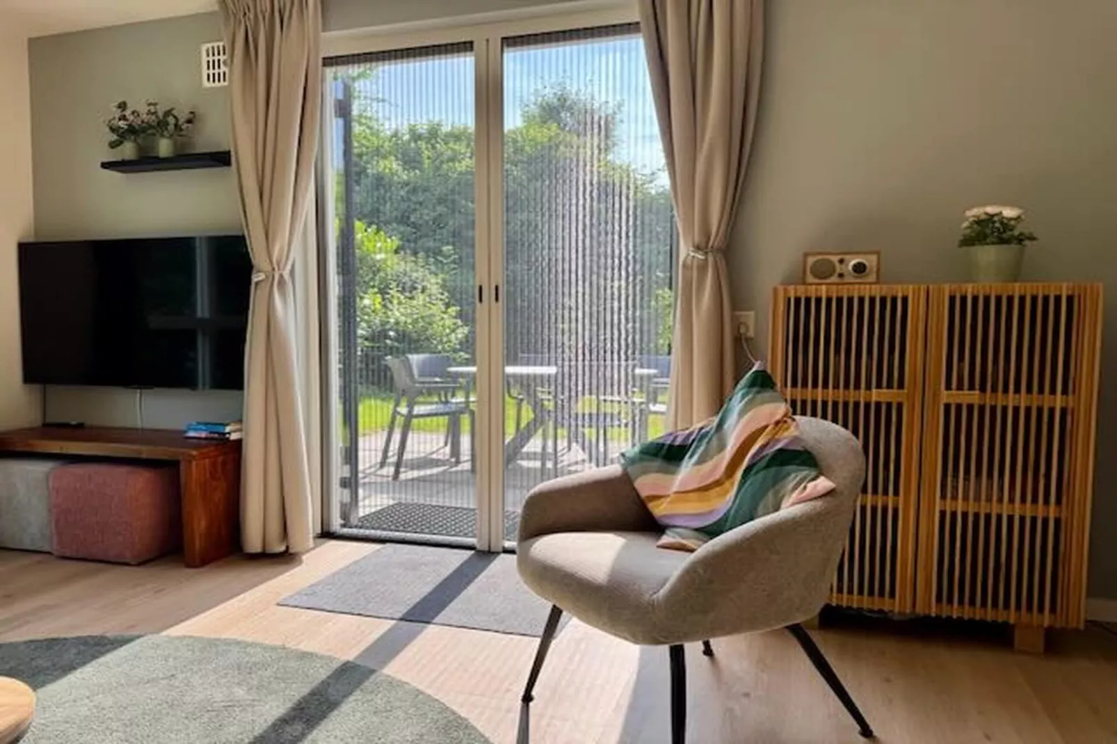 6 - Persons Forest VIP Bungalow (copy) - Woonkamer